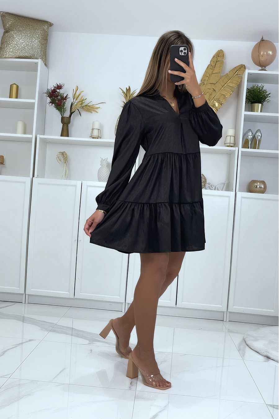 Robe tunique noire à volant dans une superbe matière satiné  - 2