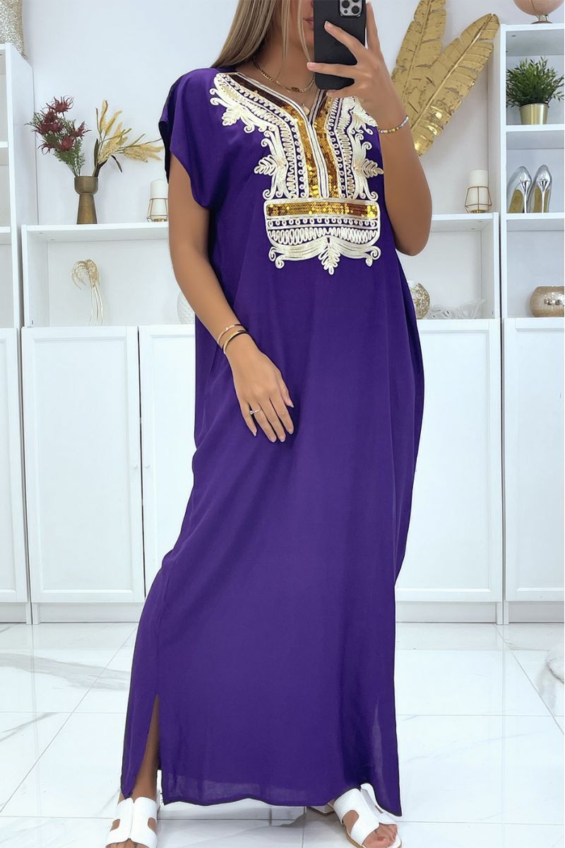 Robe longue, djellaba violette à détails pailleté et motif orientaux au fil doré - 1