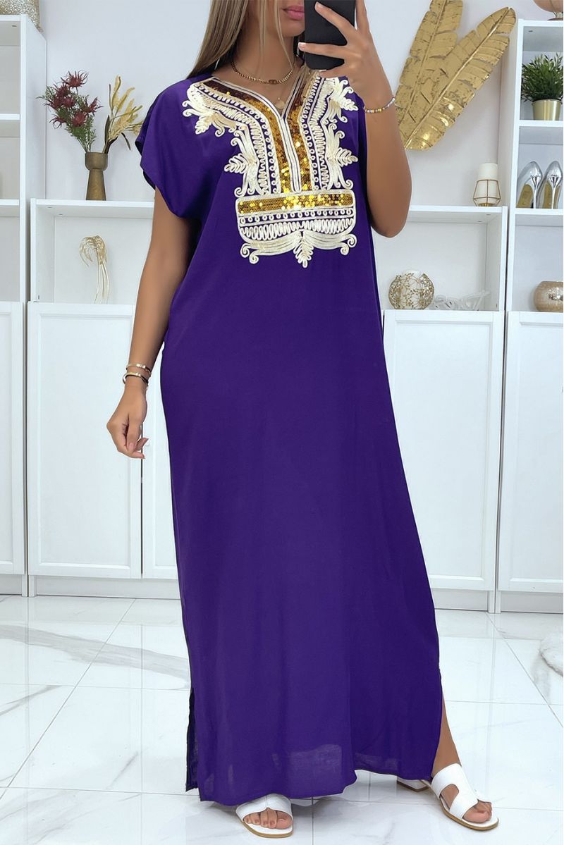 Robe longue, djellaba violette à détails pailleté et motif orientaux au fil doré - 2