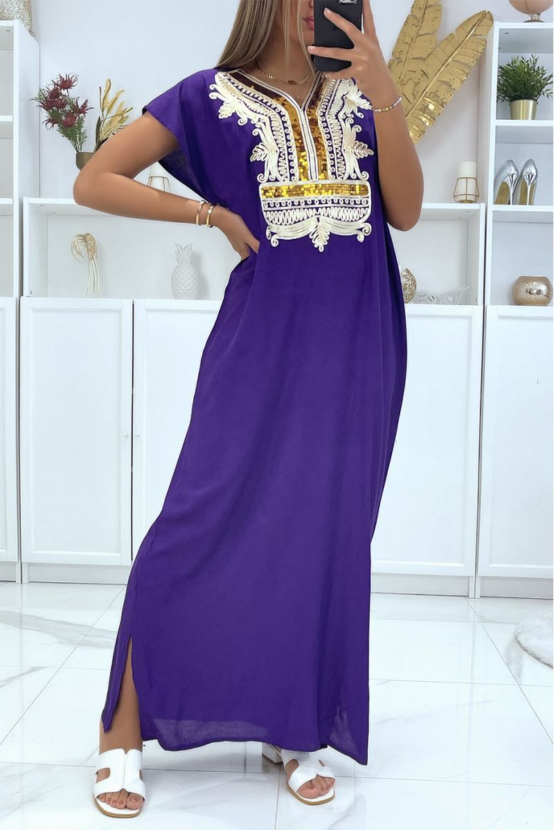 Robe longue, djellaba violette à détails pailleté et motif orientaux au fil doré - 3
