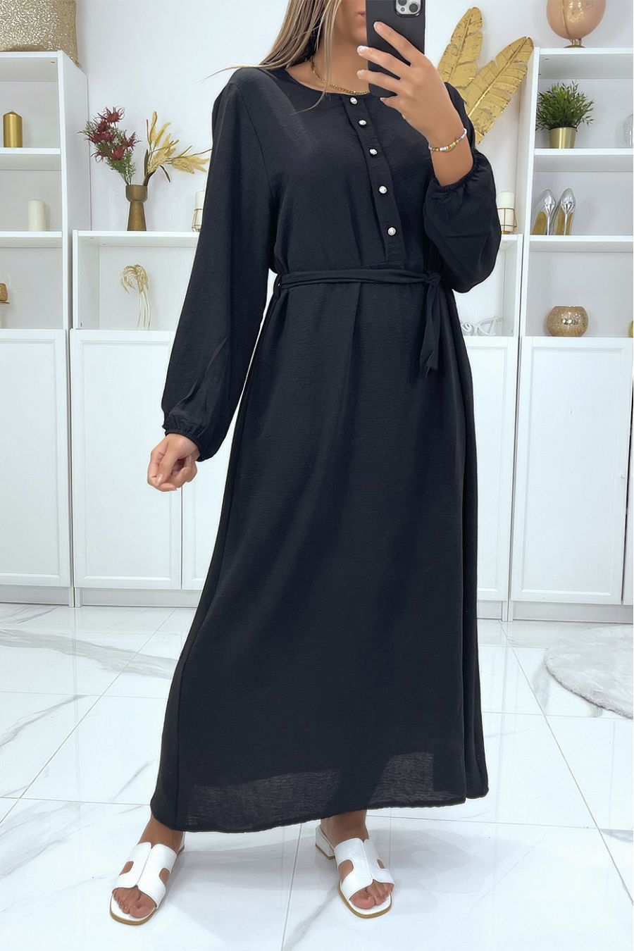 Robe longue noire à col montant et manches longues couverte et ceinturé