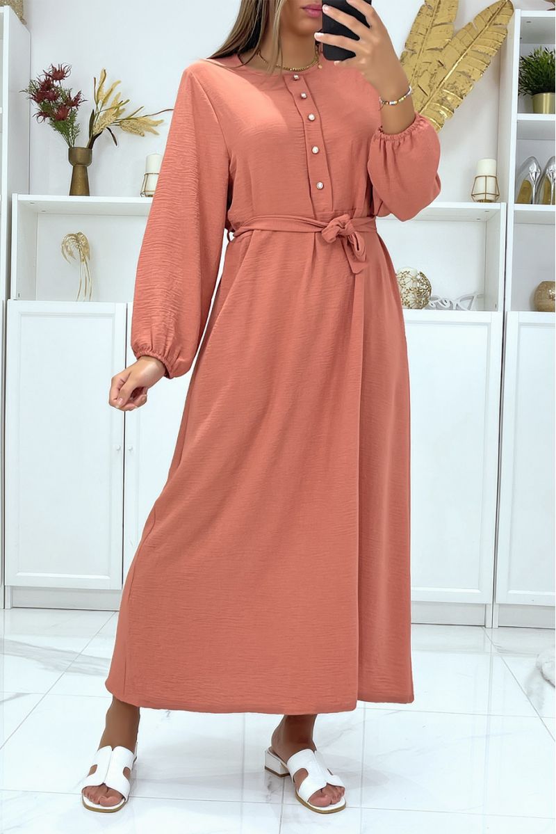 Robe longue rose foncée à col montant et manches longues couverte et ceinturé à la taille - 1