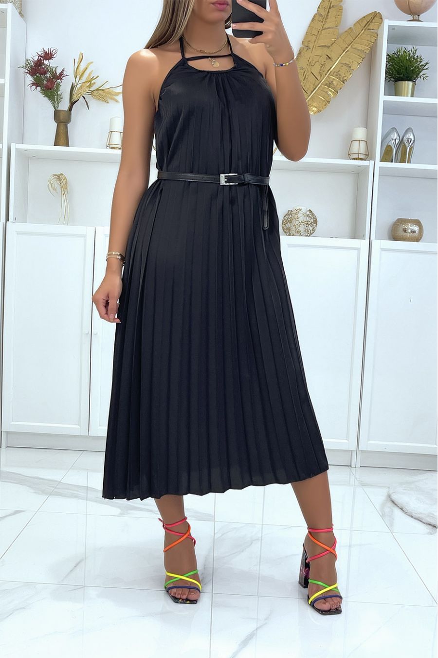 Longue robe plissé noir à bretelle avec ceinture - 4