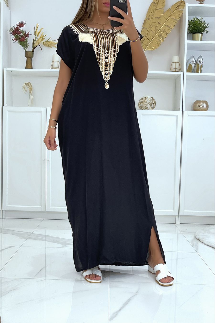 Robe longue, djellaba noire à détails pailleté et motif orientaux au fil doré - 4