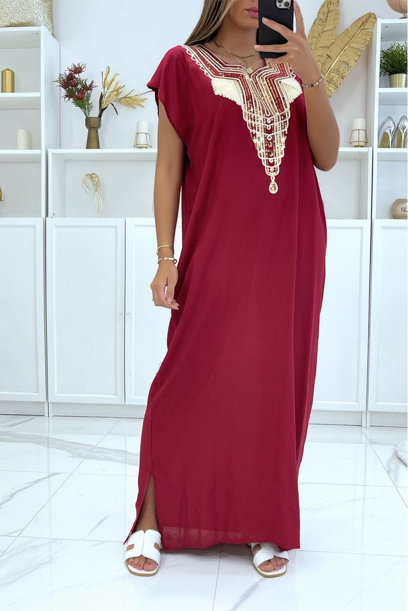 Lange jurk, bordeauxrode djellaba met lovertjesdetails en oosters patroon met gouddraad - 1