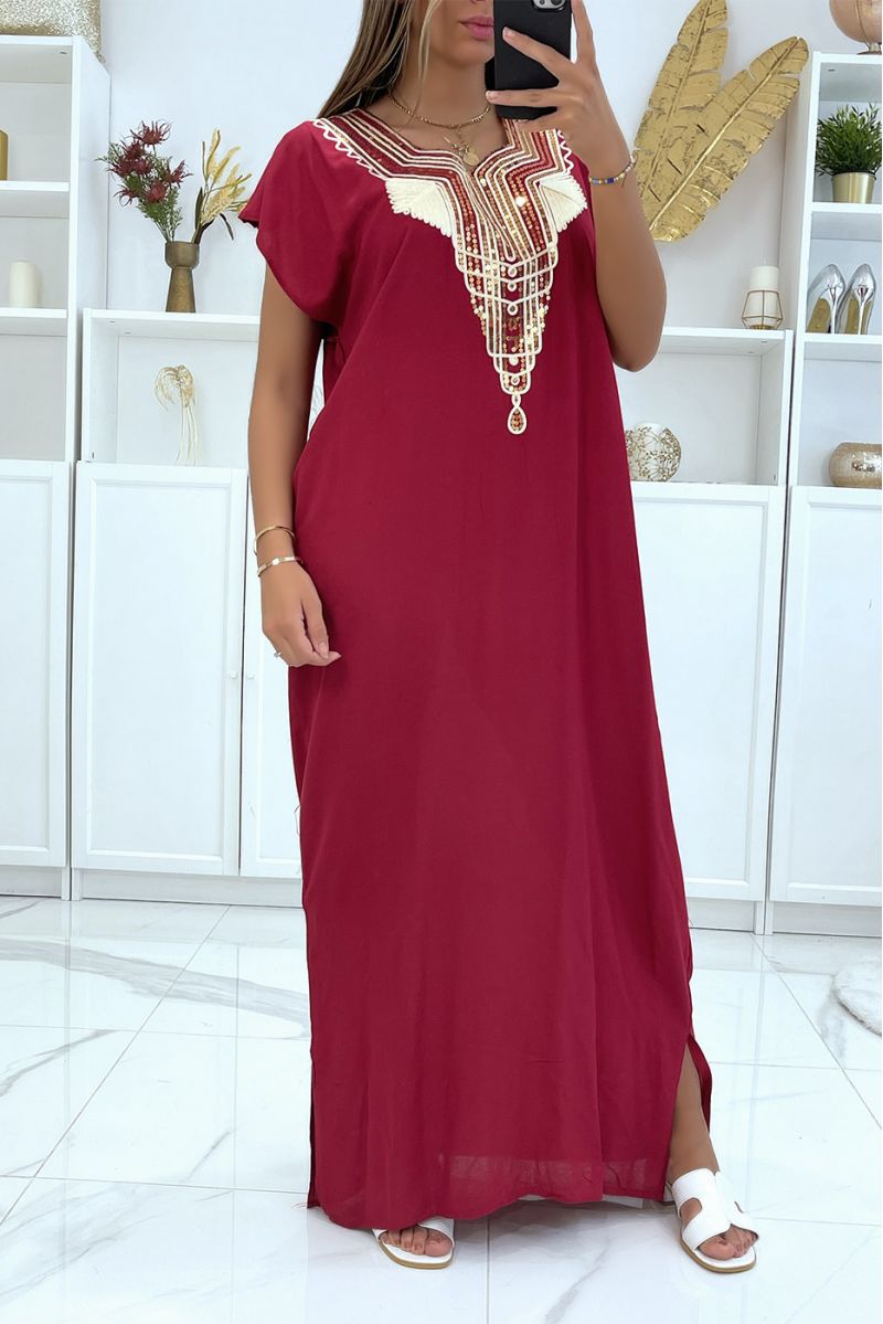 Robe longue, djellaba bordeaux à détails pailleté et motif orientaux au fil doré - 2