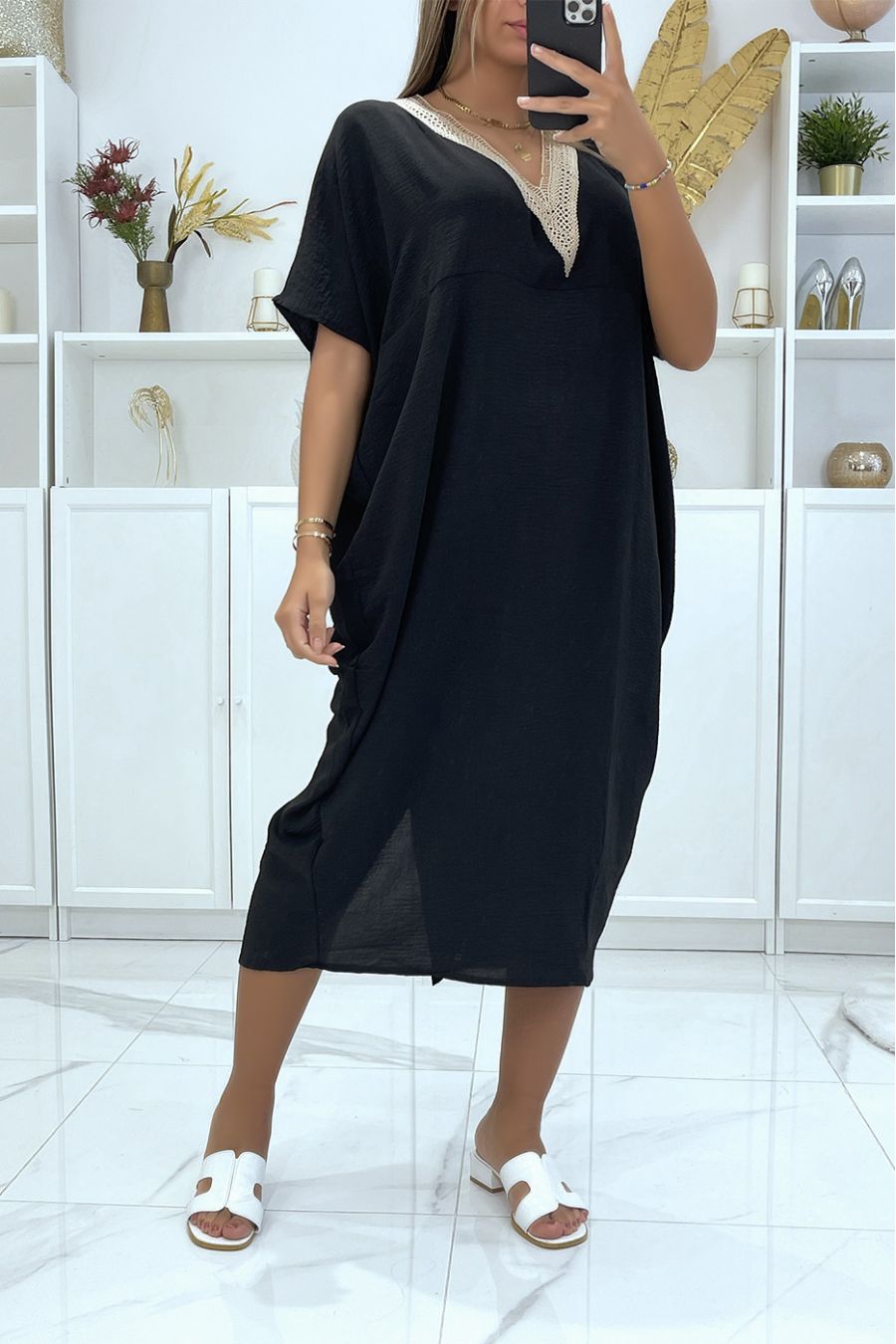 Robe tunique noire oversize coupe chauve souris avec dentelle au col - 1