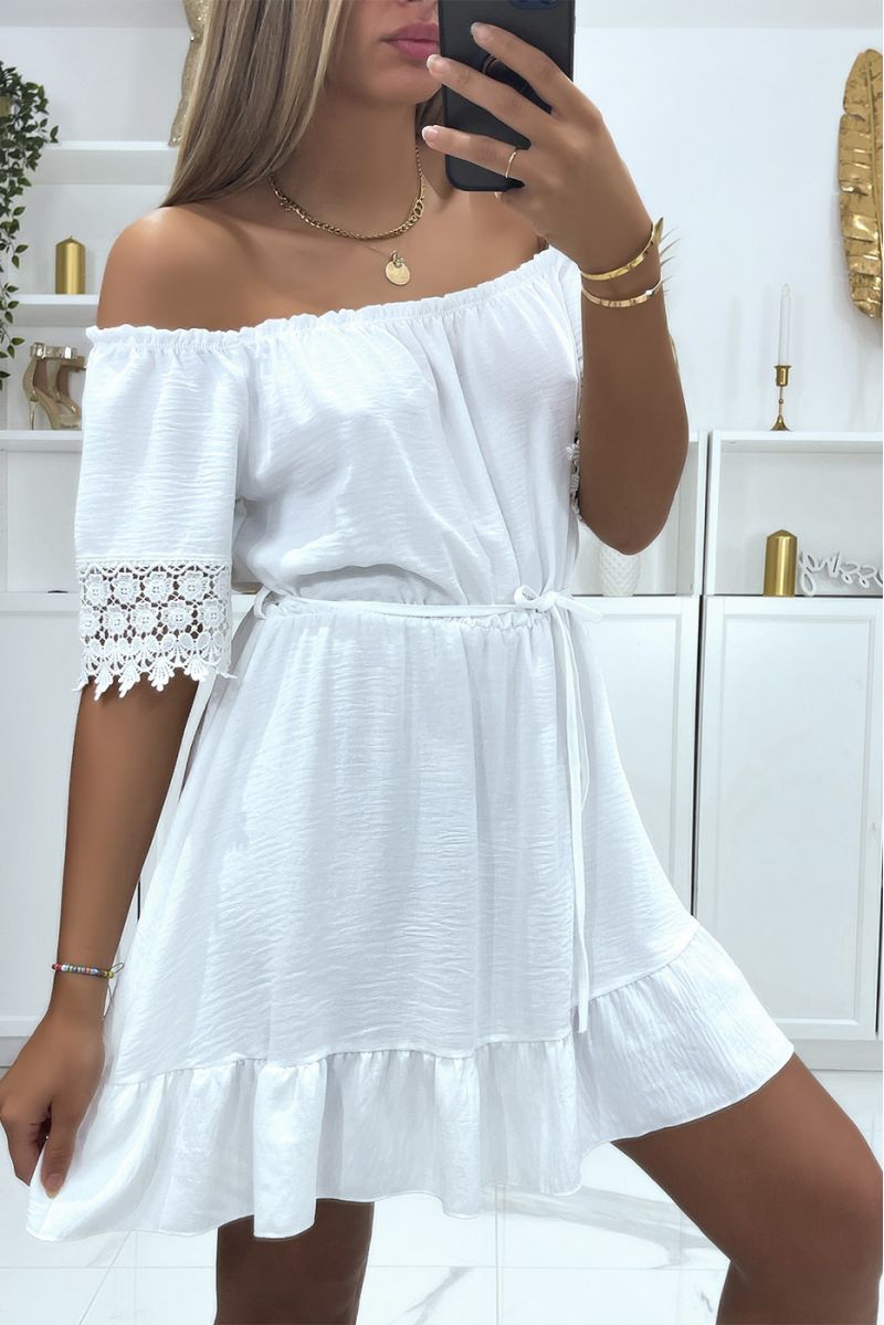 Kleine witte jurk met bardotkraag en mooie opengewerkte kanten mouwen - 2
