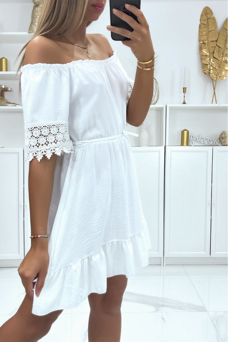 Kleine witte jurk met bardotkraag en mooie opengewerkte kanten mouwen - 3