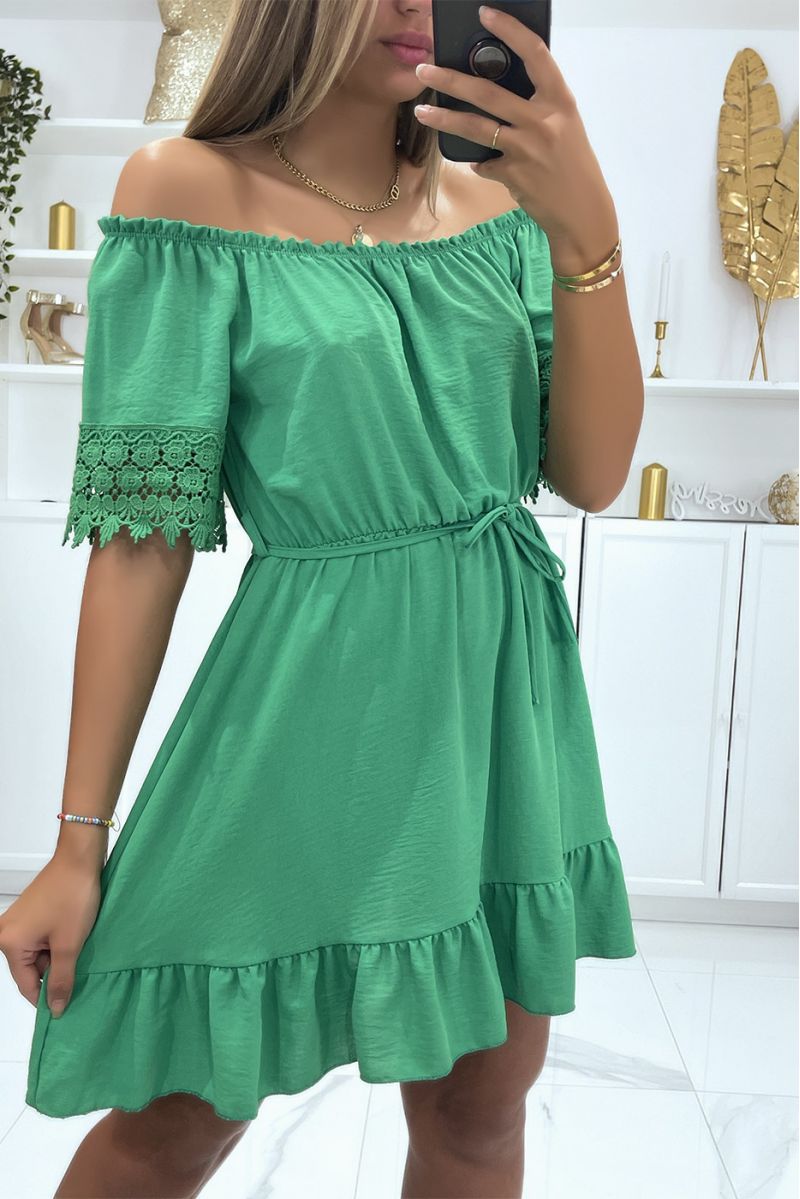 Kleine groene jurk met bardot kraag en mooie opengewerkte kanten mouwen - 1
