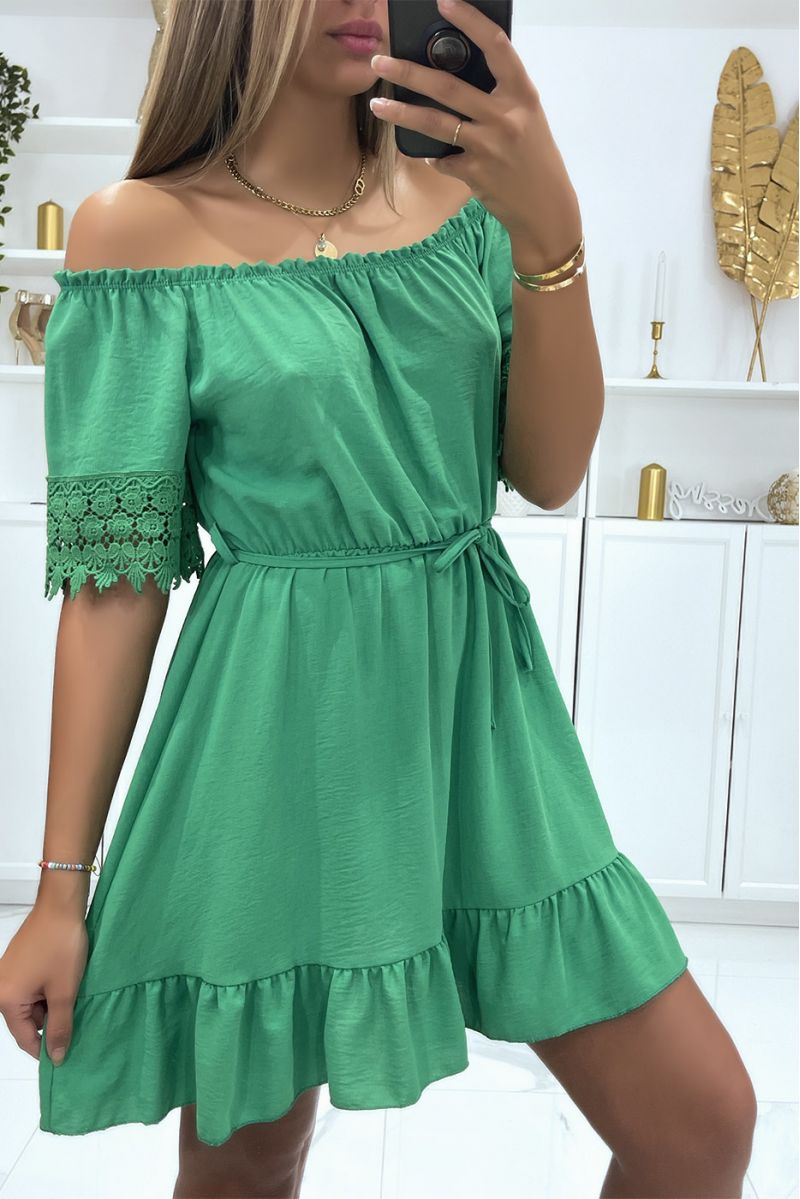 Kleine groene jurk met bardot kraag en mooie opengewerkte kanten mouwen - 2