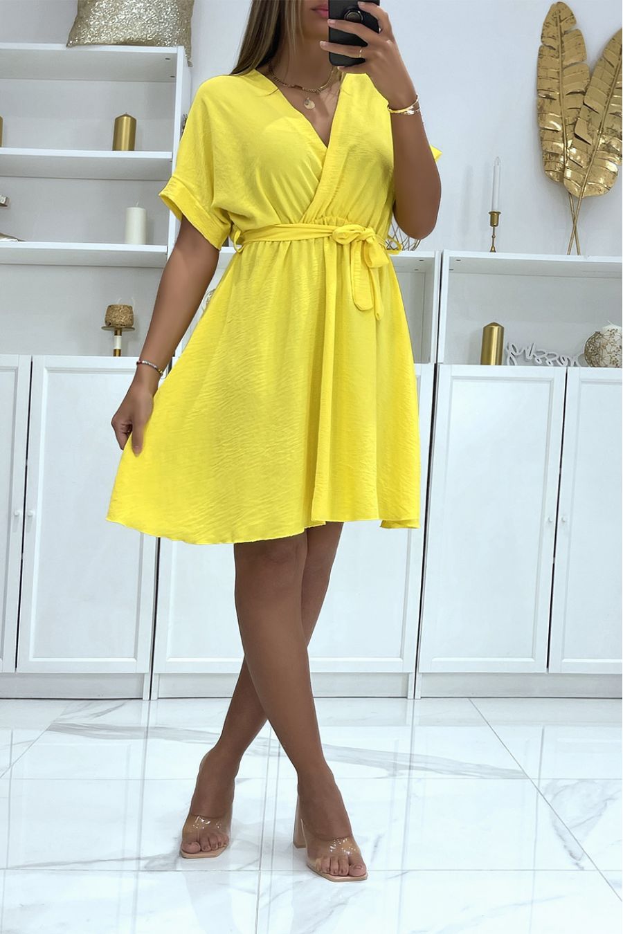 Gele wikkeljurk met riem en elastiek in de taille - 2