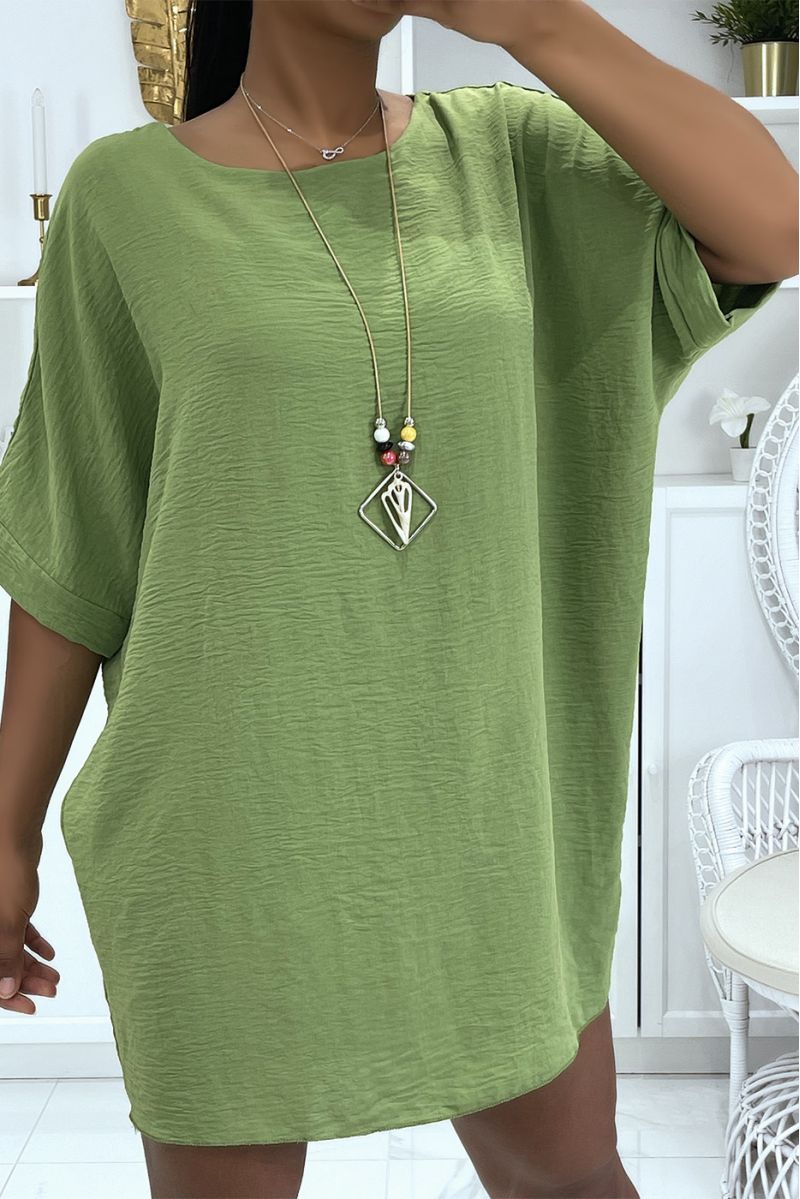 Oversized top / loose green tunic with mid-length sleeves, round neck and pretty bohemian-effect necklace - 2