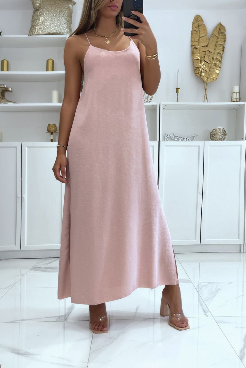 Eenvoudige roze jurk, lang en split aan de zijkant met dunne bandjes en iets laag uitgesneden - 2