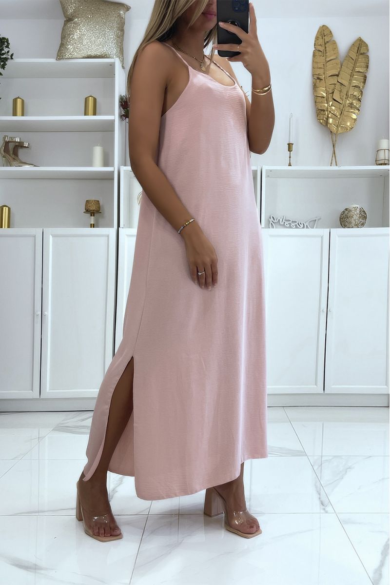 Eenvoudige roze jurk, lang en split aan de zijkant met dunne bandjes en iets laag uitgesneden - 3