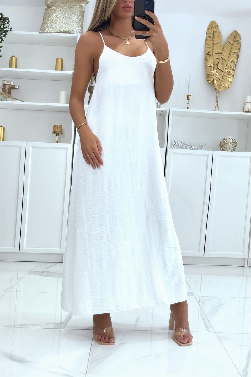 Eenvoudige witte jurk, lang en split aan de zijkant met dunne bandjes en iets laag uitgesneden - 2
