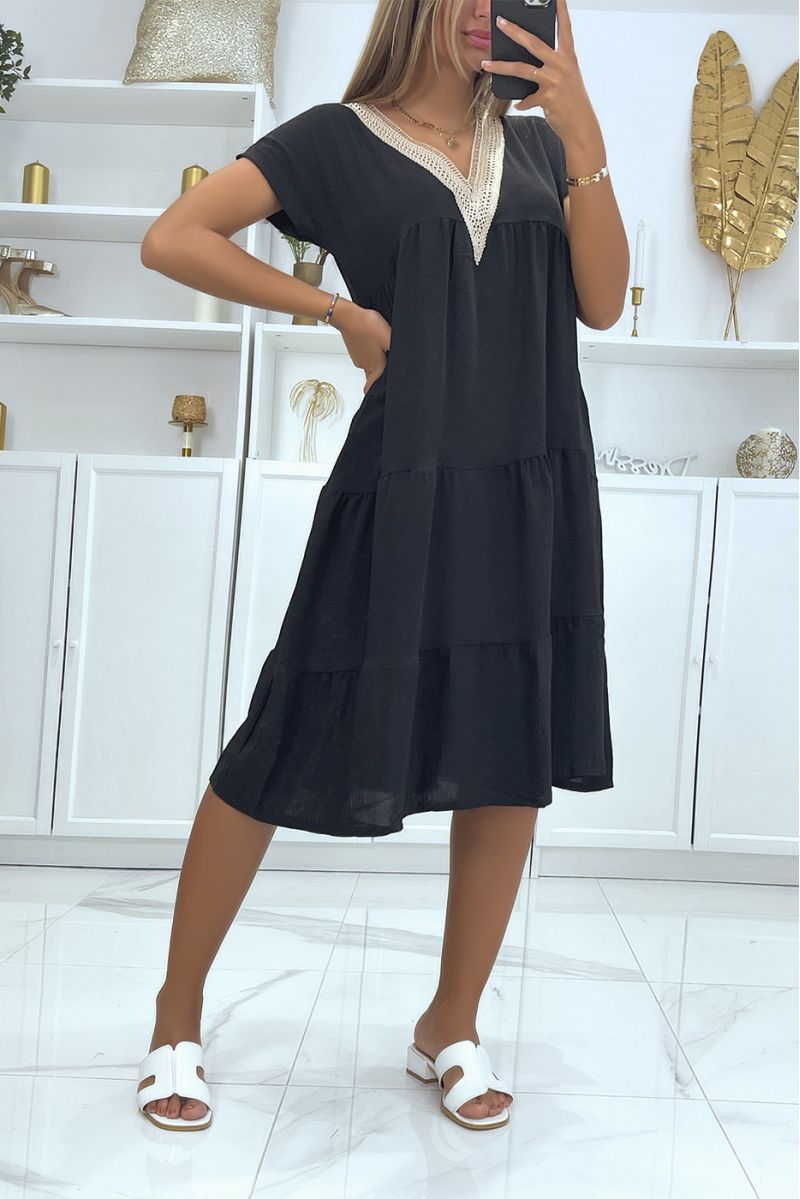 Robe noir à volant col v avec jolies détails dorées au niveau du col - 2