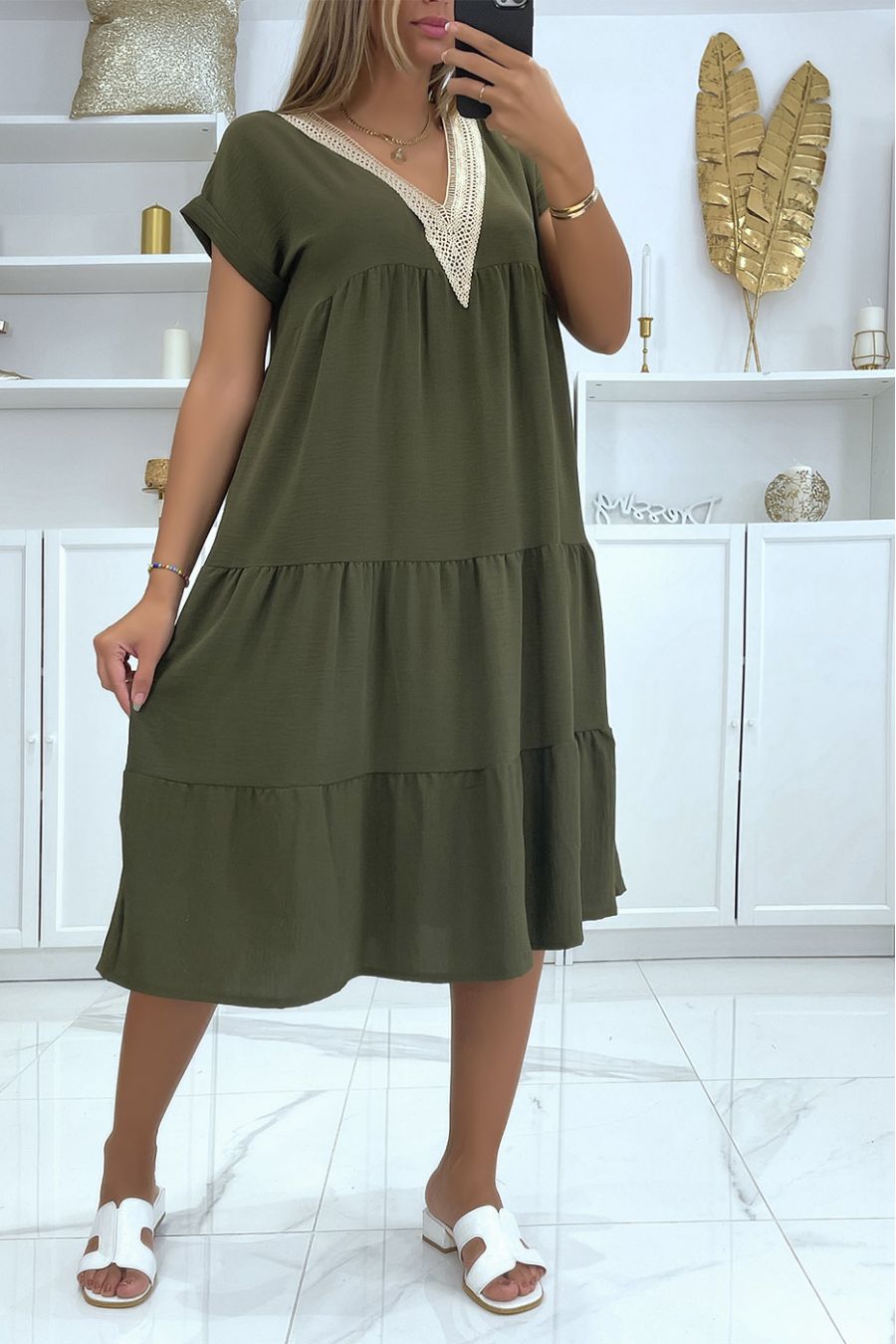 Robe verte à volant col v avec jolies détails dorées au niveau du col - 2