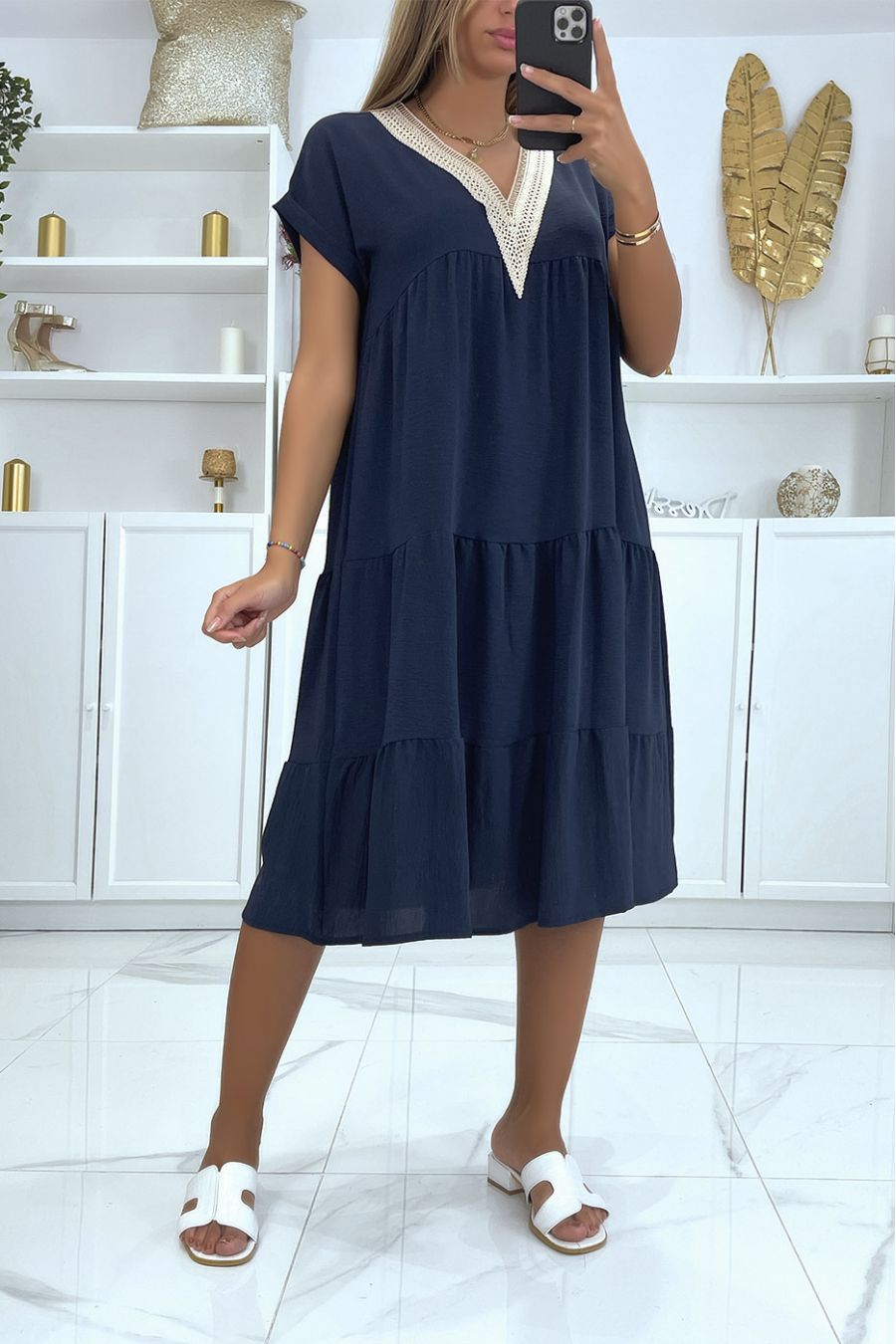 Robe marine à volant col v avec jolies détails dorées au niveau du col - 1