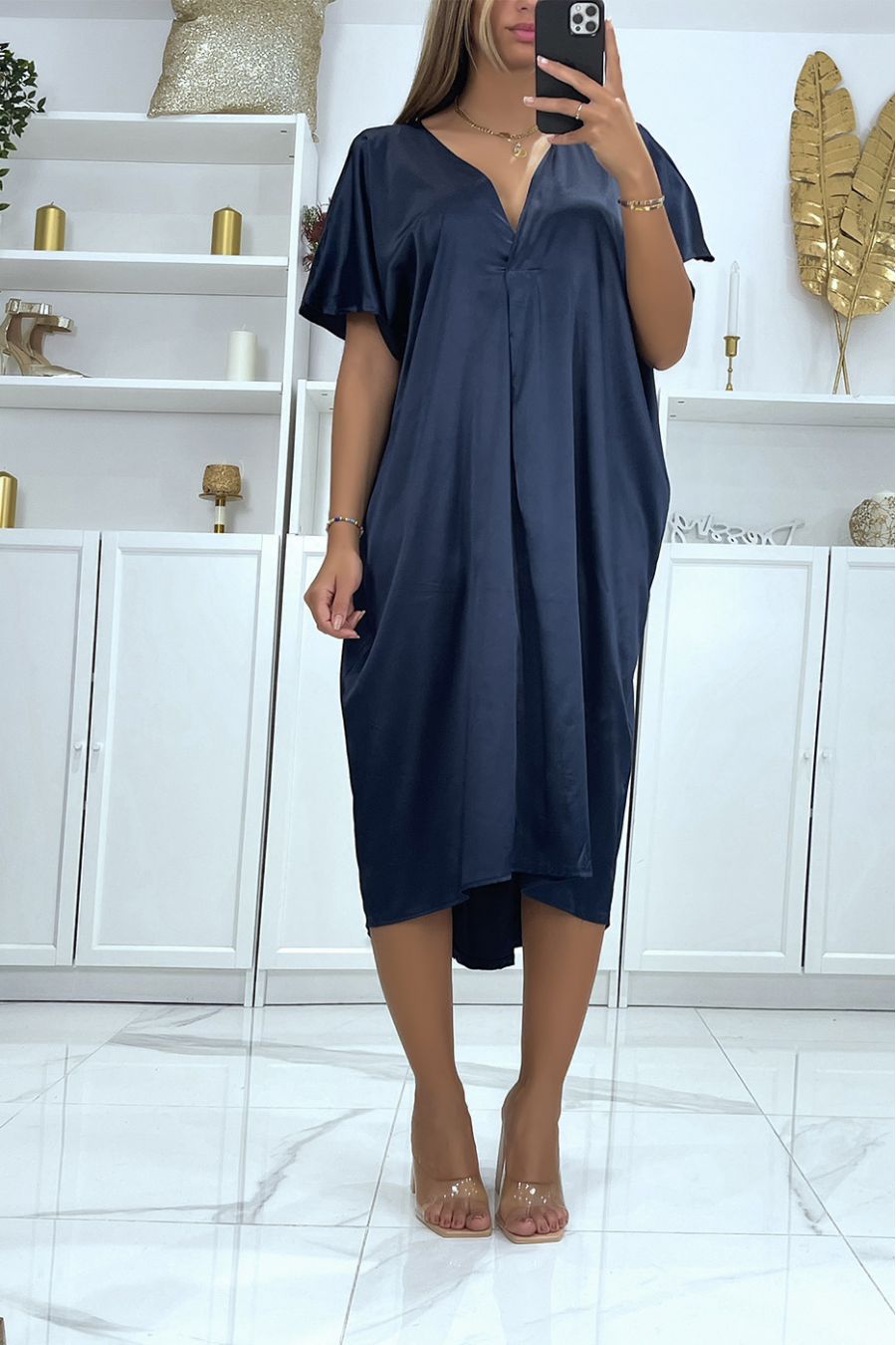 Halflange losse marineblauwe satijnen jurk met V-hals - 1