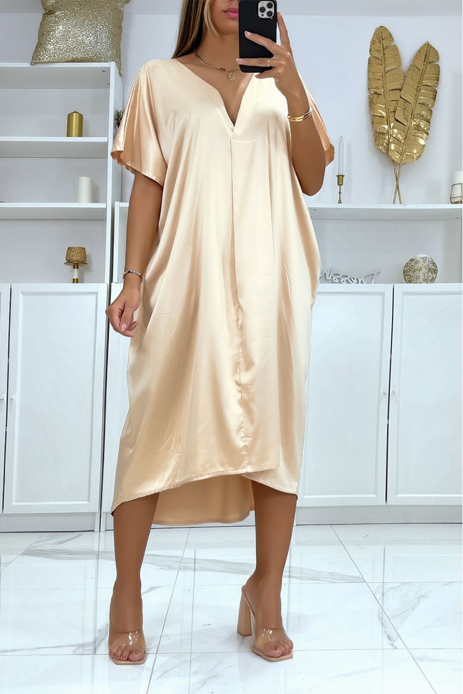 Losse beige halflange satijnen jurk met V-hals - 1