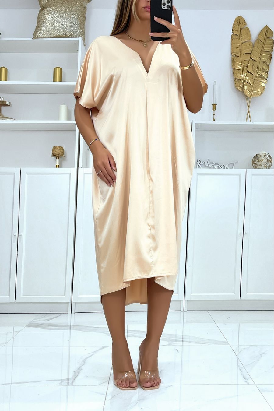 Robe mi-longue beige ample satinée col V - 2