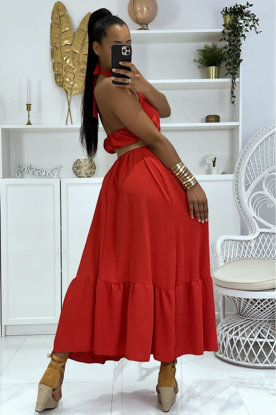 Long red dress with round neck and bohemian chic style straw effect belt - 2
