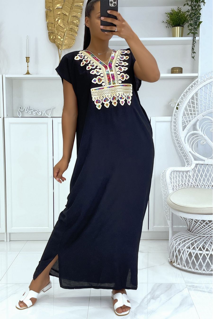 Lange zomerjurk, zwarte djellaba met mooi oosters patroon versierd met strass - 1