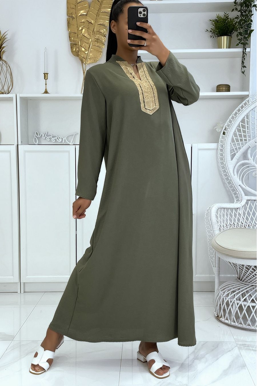 Lange kaki abaya met lange mouwen en gouden borduursel op de kraag - 1