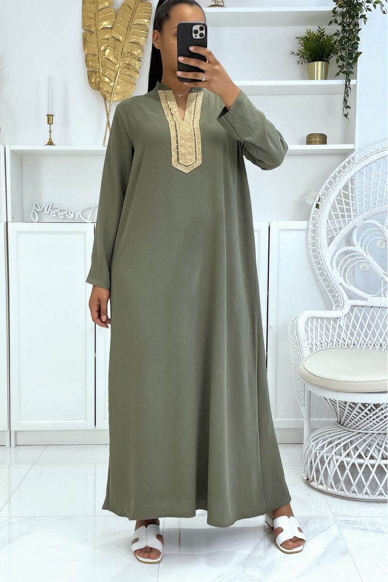 Lange kaki abaya met lange mouwen en gouden borduursel op de kraag - 3