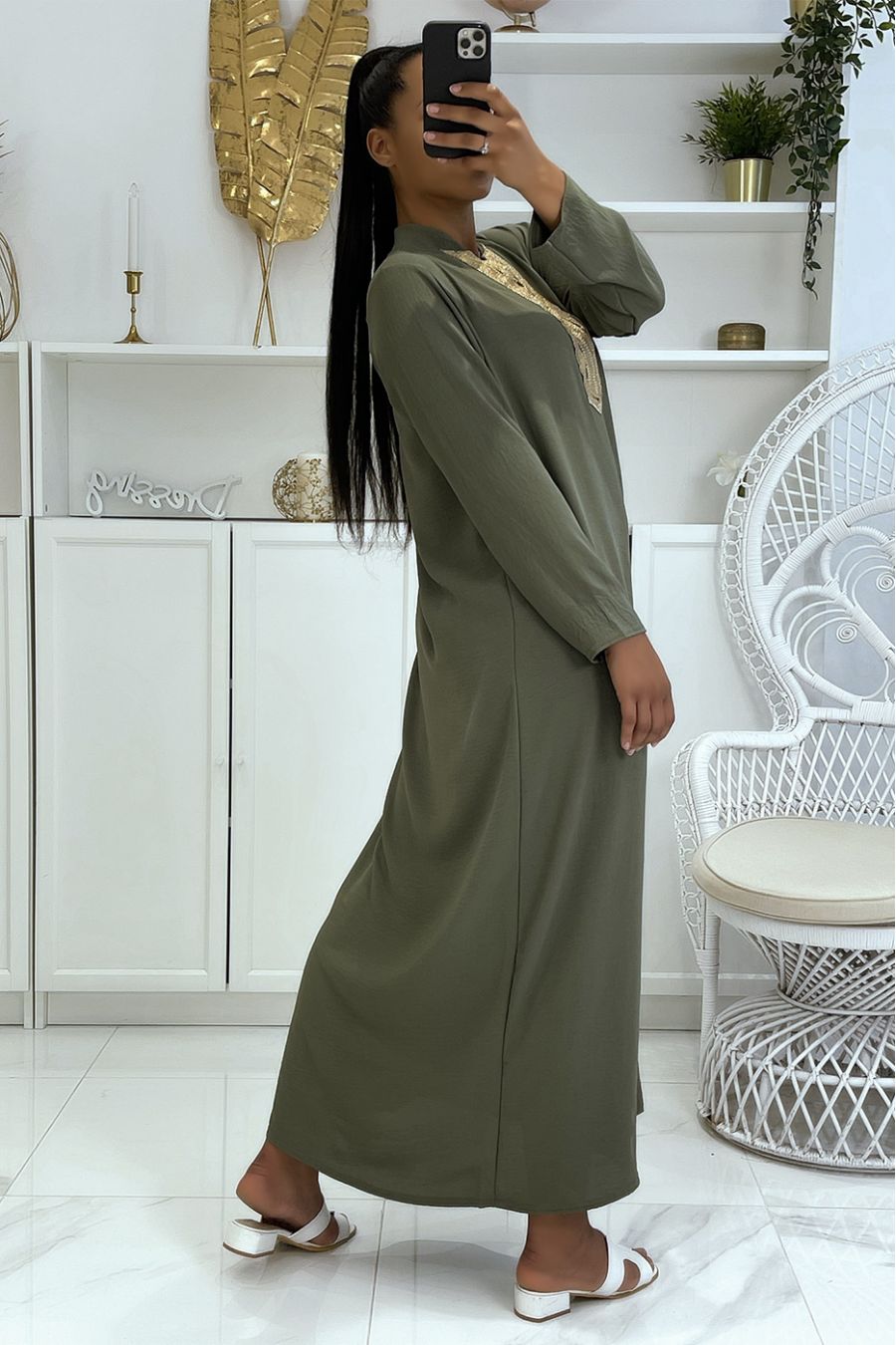 Abaya longue kaki à manches longues et broderie dorée au col  - 4