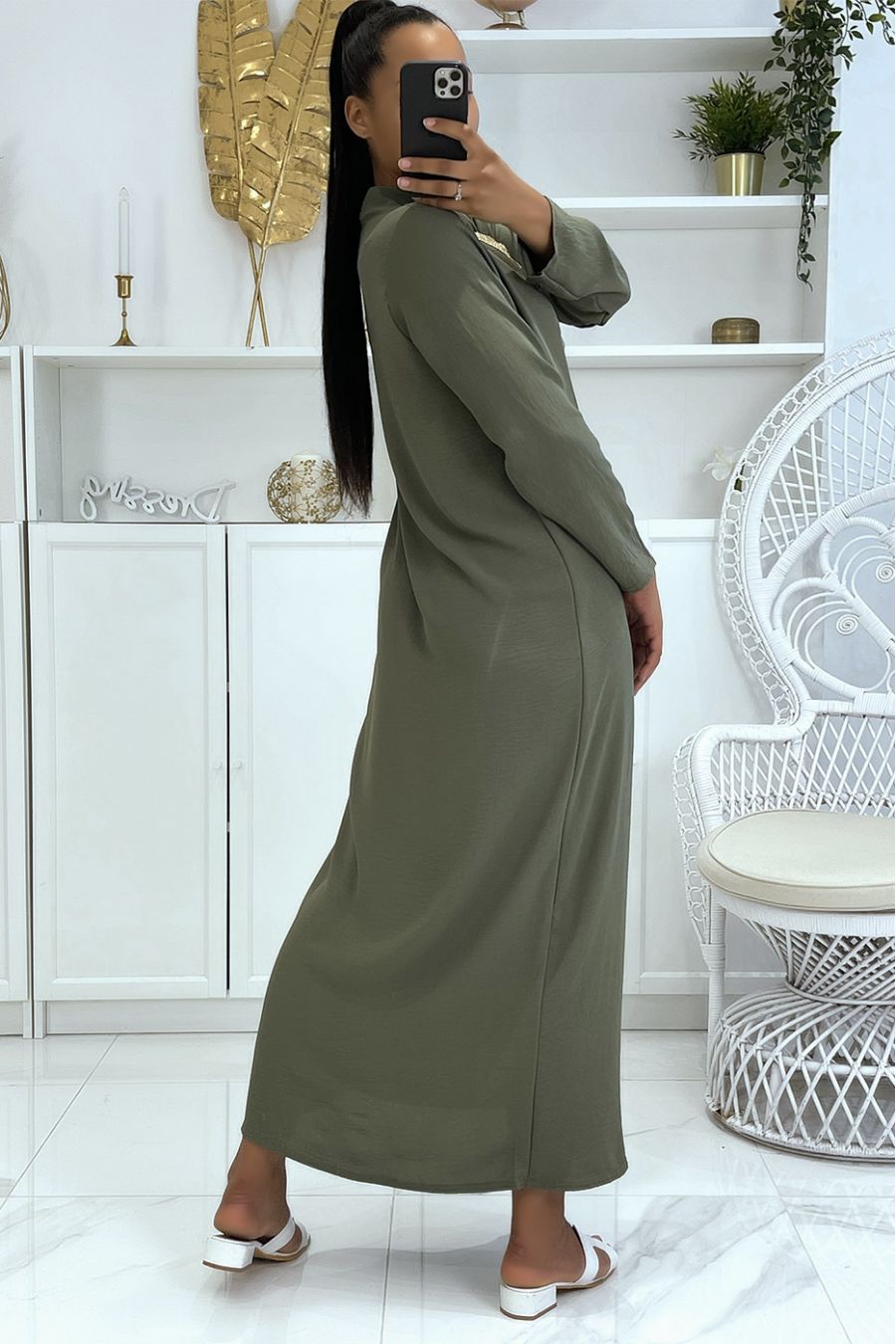 Lange kaki abaya met lange mouwen en gouden borduursel op de kraag - 5