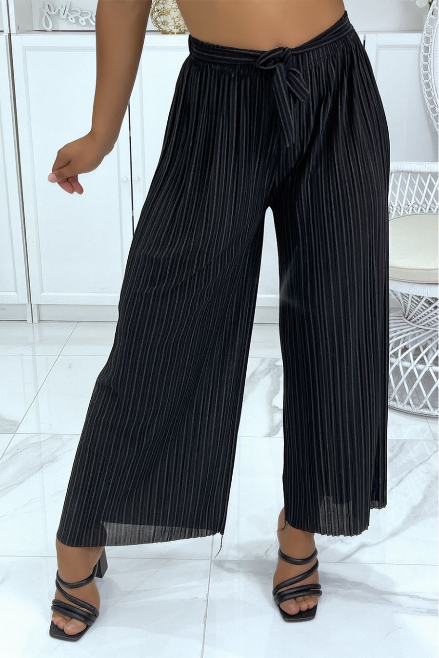 Pantalon palazzo plissé noir avec joli rayure - 1