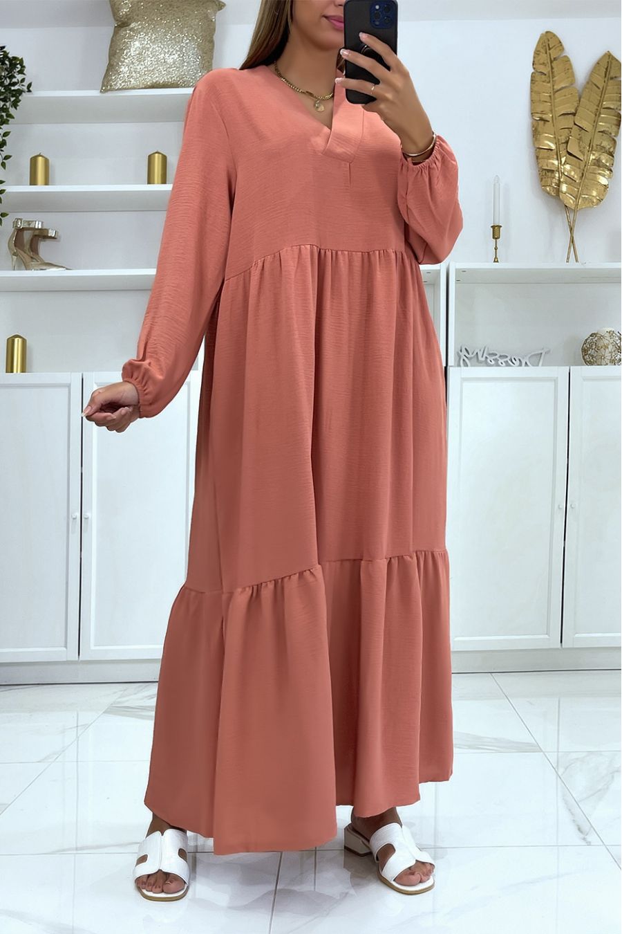 Longue robe over size rose en col V avec volant  - 1