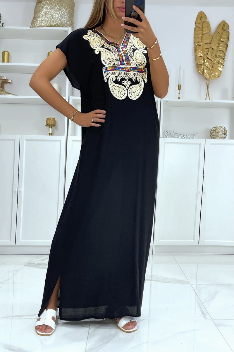 Lange zwarte djellaba-jurk met mooi geborduurd patroon op de kraag versierd met strass-steentjes - 1