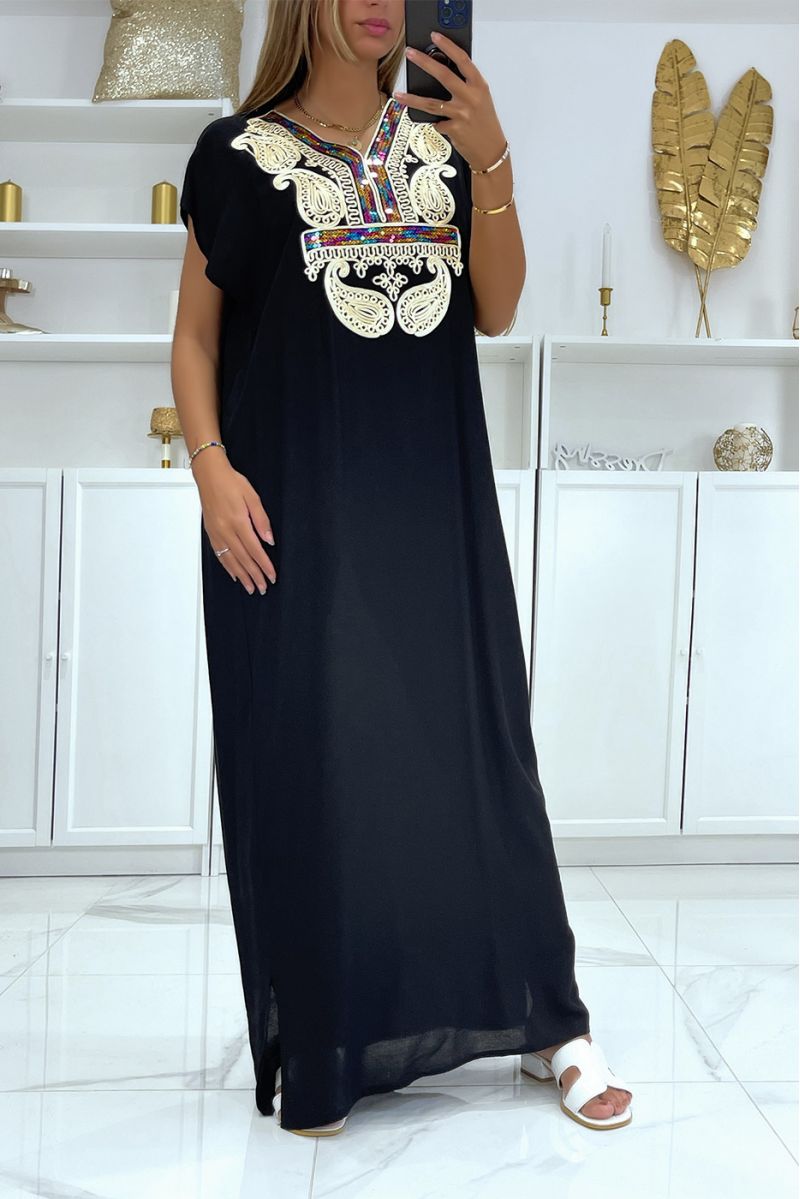 Lange zwarte djellaba-jurk met mooi geborduurd patroon op de kraag versierd met strass-steentjes - 2