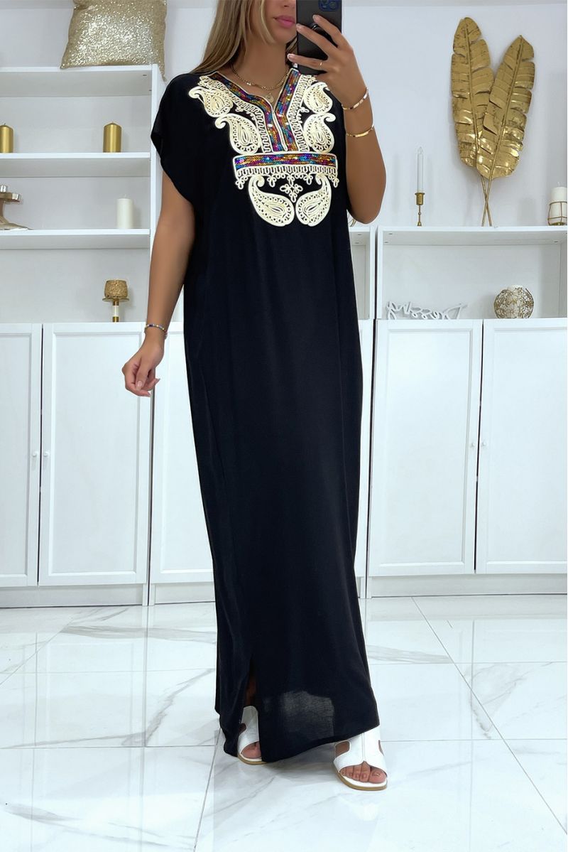 Lange zwarte djellaba-jurk met mooi geborduurd patroon op de kraag versierd met strass-steentjes - 3