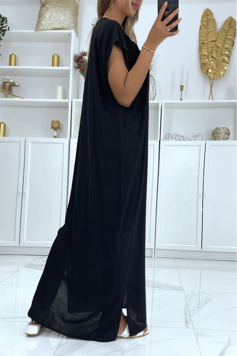 Lange zwarte djellaba-jurk met mooi geborduurd patroon op de kraag versierd met strass-steentjes - 4