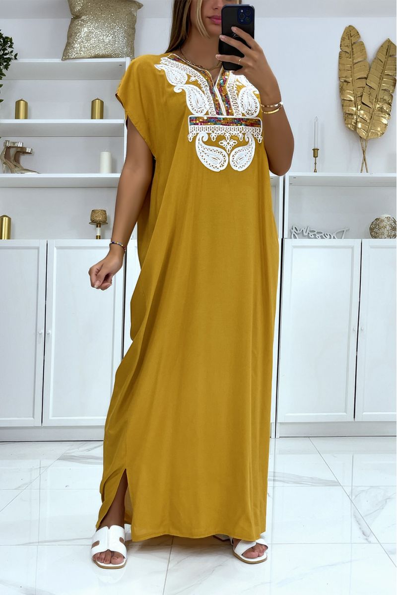Lange mosterd-djellaba-jurk met mooi geborduurd patroon op de kraag versierd met strass-steentjes - 1