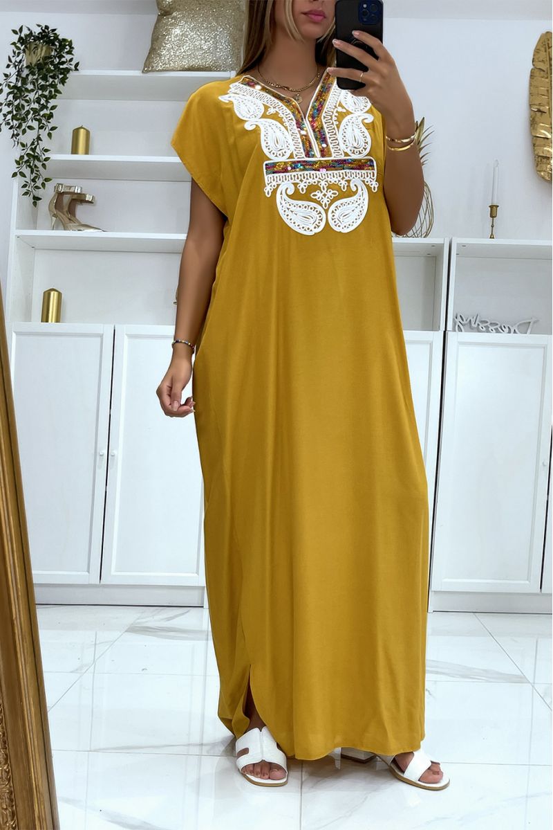 Longue robe djellaba moutarde avec joli motif brodé au col ornée de strass - 2