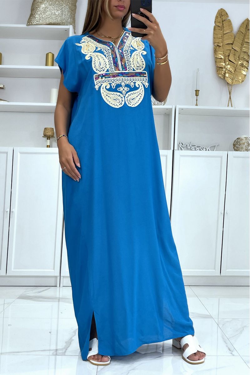 Lange turquoise djellaba-jurk met mooi geborduurd patroon op de kraag versierd met strass-steentjes - 2