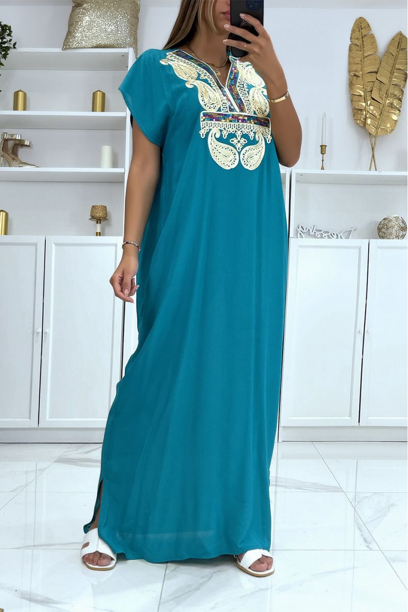 Lange zeegroene djellaba-jurk met mooi geborduurd patroon op de kraag versierd met strass-steentjes - 1