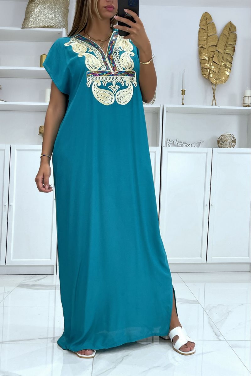 Lange zeegroene djellaba-jurk met mooi geborduurd patroon op de kraag versierd met strass-steentjes - 2