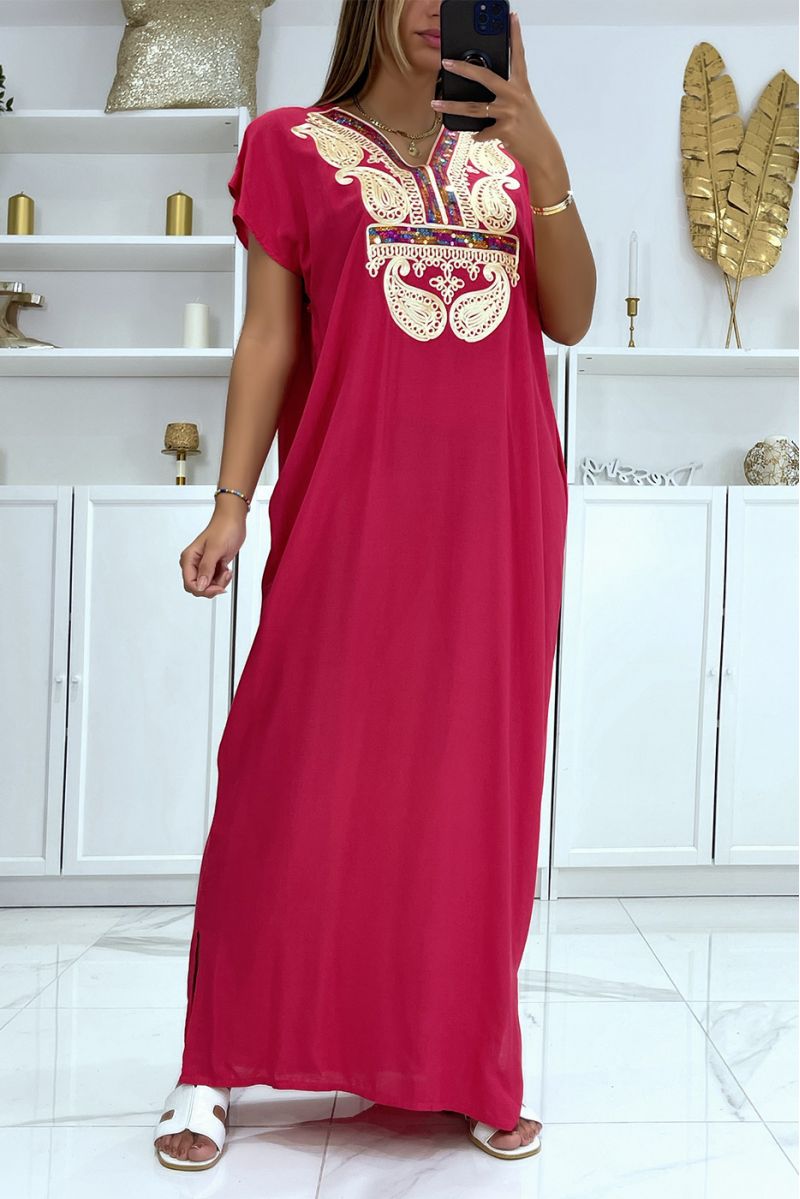 Longue robe djellaba fuchsia avec joli motif brodé au col ornée de strass - 1