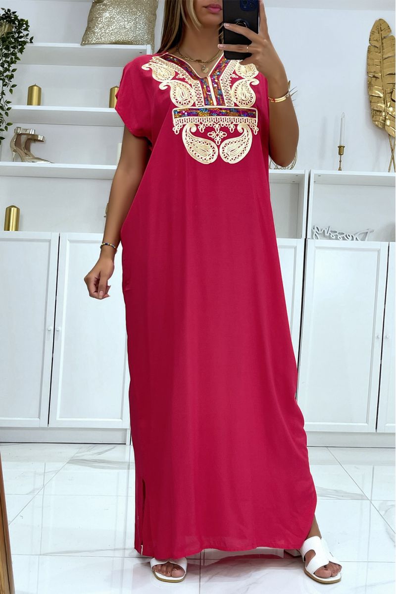 Long fuchsia djellaba dress with pretty embroidered pattern on the collar adorned with rhinestones - 2