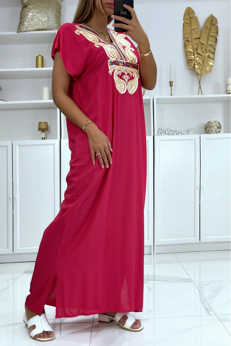 Lange fuchsia djellaba-jurk met mooi geborduurd patroon op de kraag versierd met strass-steentjes - 3