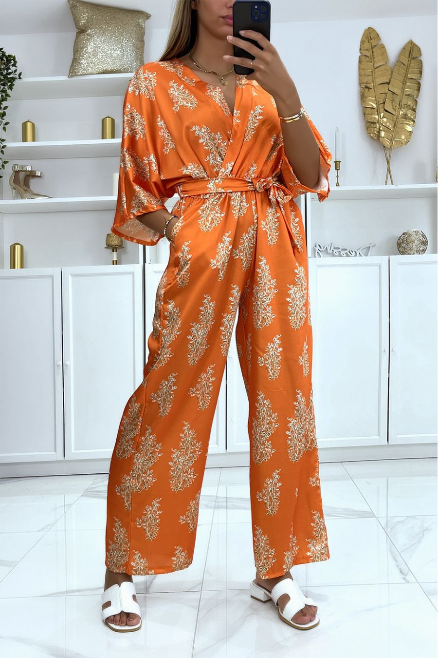 Oranje satijnen jumpsuit met gouden takkenpatroon - 1