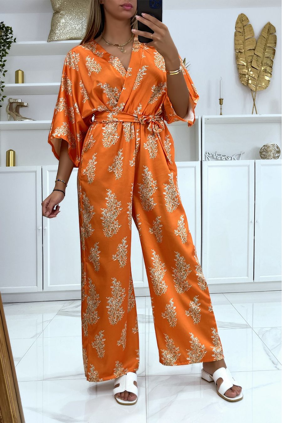 Oranje satijnen jumpsuit met gouden takkenpatroon - 2