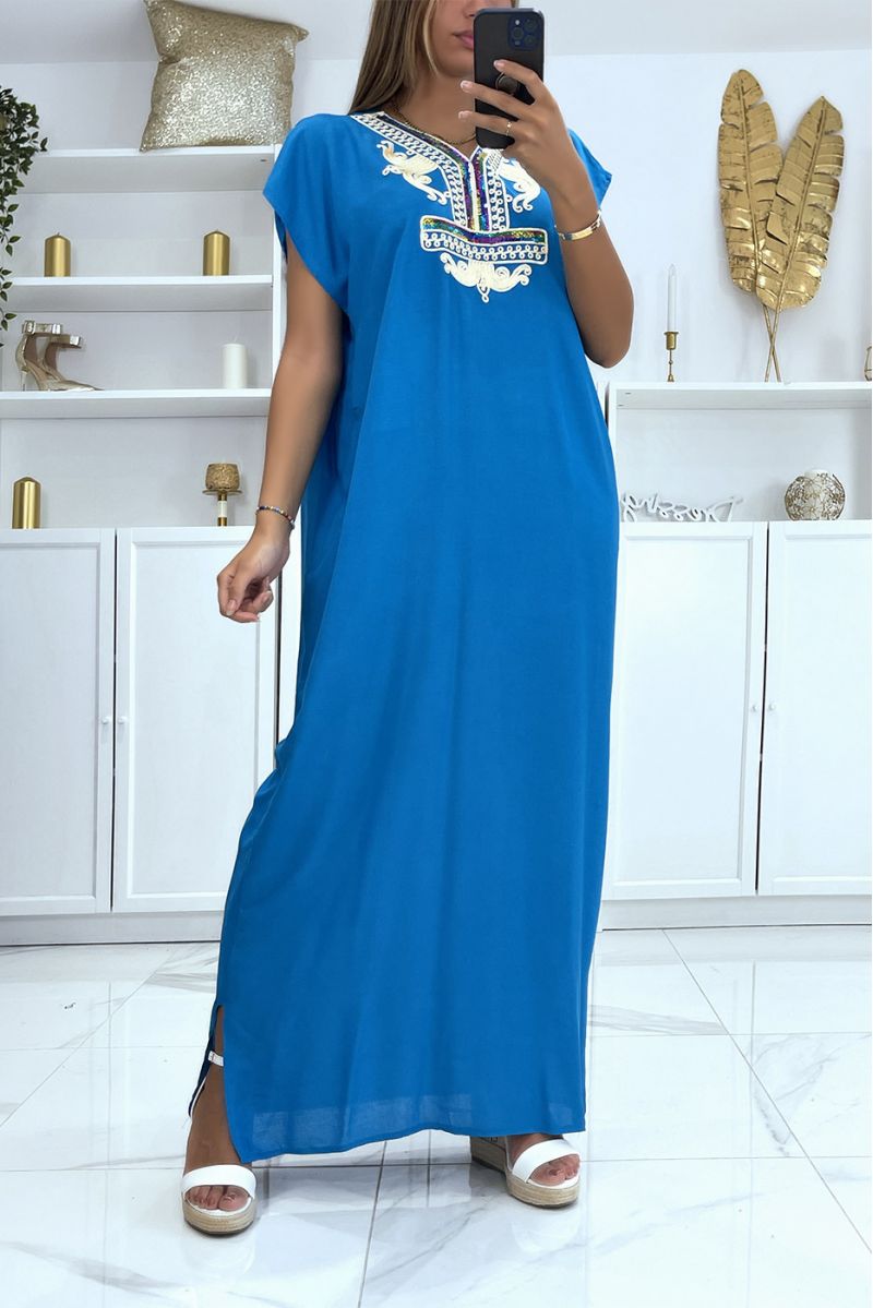 Blauwe djellaba-jurk zeer comfortabel om te dragen met mooi geborduurd patroon op de kraag versierd met strass-steentjes - 1