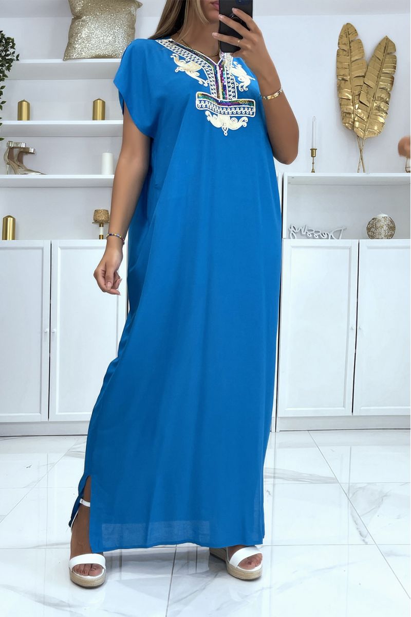 Blauwe djellaba-jurk zeer comfortabel om te dragen met mooi geborduurd patroon op de kraag versierd met strass-steentjes - 3